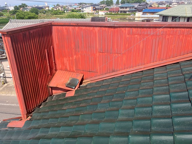 壁を屋根につないで補強している